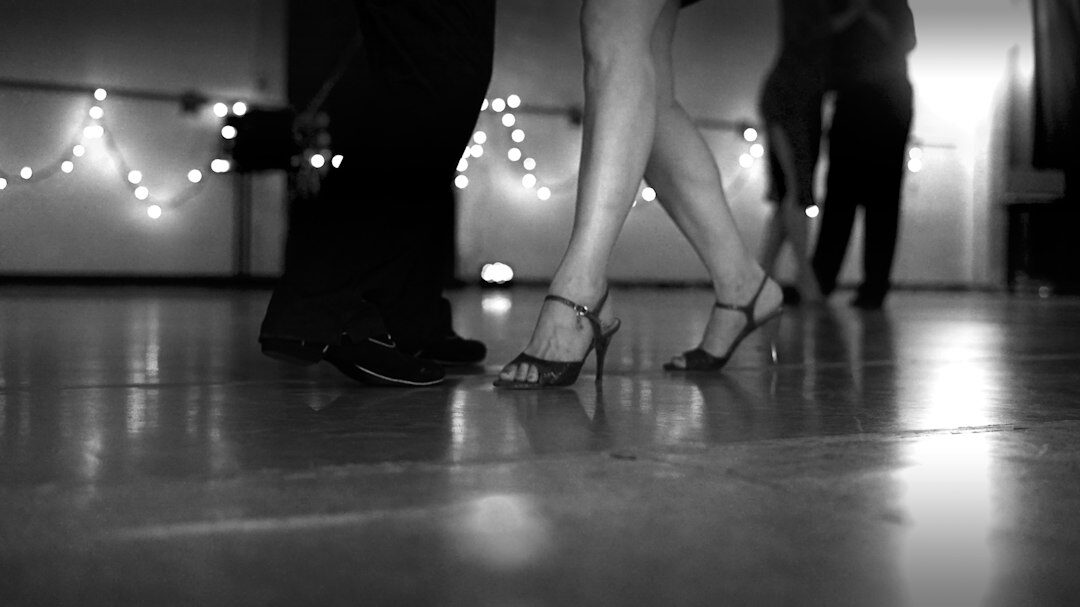 tango dancers in milonga